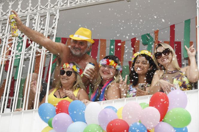 Os foliões vêm lotando as ruas da Cidade Velha ao longo dos últimos finais de semana do pré-carnaval, em Belém. Milhares de pessoas se encontram no corredor da folia na avenida Doutor Assis, local por onde passam as dezenas de blocos. Mas para que os participantes tenham momentos de entretenimento sem nenhum tipo de risco, foi montado um forte esquema de segurança para garantir a paz dos festejos.

FOTO: FERNANDO ARAÚJO / AGÊNCIA PARÁ
DATA: 10.02.2019
BELÉM - PARÁ <div class='credito_fotos'>Foto: Fernando Araújo / agência Pará   |   <a href='/midias/2019/originais/3b0d0d5e-60a3-4f39-96e7-f4266c1d3c01.jpg' download><i class='fa-solid fa-download'></i> Download</a></div>