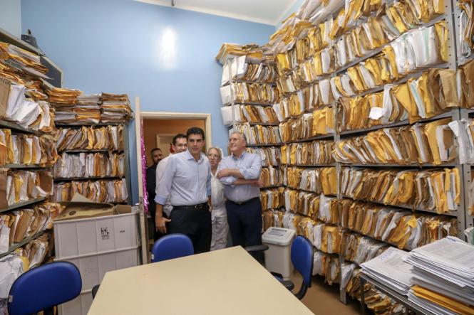 O governador do Estado e a primeira dama, Helder e Daniela Barbalho, consideraram inadequada e grave a situação estrutural e de atendimento do Hospital Ophir Loyola, durante visita na manhã desta terça-feira (12). A unidade de saúde é um centro de alta complexidade em oncologia no Pará e referência em neurocirurgia, nefrologia e transplantes. O hospital que realiza uma média de 3.500 atendimentos e de 325 internações mensais. Segundo Helder, que fez questão de estar presente para observar, ouvir e saber da realidade dos serviços de saúde para aqueles que necessitam do tratamento de combate ao câncer junto com seus familiares, a situação é dramática e inaceitável.

FOTO: MARCO SANTOS / AG. PARÁ
DATA: 12.02.2019
BELÉM - PARÁ <div class='credito_fotos'>Foto: Marco Santos / Ag. Pará   |   <a href='/midias/2019/originais/3b19be55-f4bc-4b67-b1ec-426304e25bd9.jpg' download><i class='fa-solid fa-download'></i> Download</a></div>