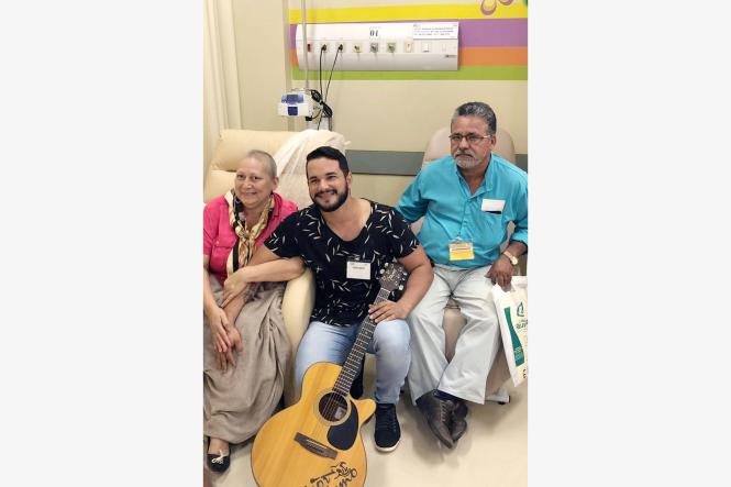 A musicoterapia é destaque dentro da programação do Março Lilás, campanha de combate ao câncer uterino, na Unidade de Alta Complexidade em Oncologia Dr. Vítor Moutinho (Unacon), em Tucuruí, no sudeste paraense. A terapia é oferecida por meio de parcerias, entre elas, do cantor Igor Nemo, que levou  alegria e descontração aos pacientes atendidos na unidade.

FOTO: DIVULÇAÇÃO
DATA: 21.03.2019
TUCURUÍ - PA <div class='credito_fotos'>Foto: Divulgação   |   <a href='/midias/2019/originais/3b65ff8a-4bb1-4674-8a05-a30db9def105.jpg' download><i class='fa-solid fa-download'></i> Download</a></div>