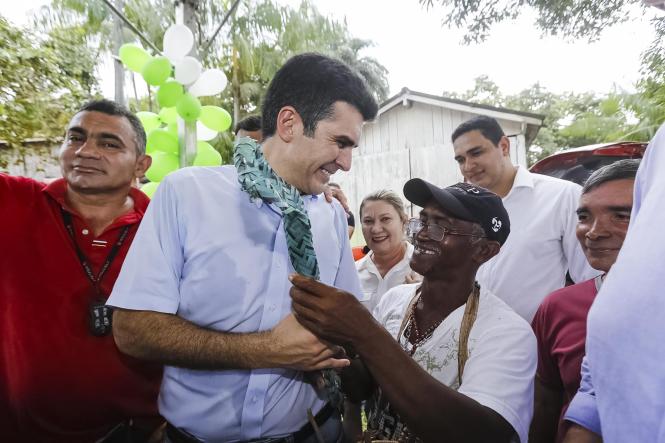 Quase 200 famílias serão beneficiadas, direta e indiretamente, com a abertura da agroindústria de beneficiamento de frutas na comunidade de Vila São Manoel, na zona rural de Moju, no nordeste paraense. A inauguração aconteceu neste sábado (16), e contou com a presença do governador do Estado, Helder Barbalho, e da prefeita do município, Nilma Lima.

FOTO: MARCELO SEABRA / AGÊNCIA PARÁ
DATA: 16.03.2019
MOJU - PA <div class='credito_fotos'>Foto: Marcelo Seabra / Ag. Pará   |   <a href='/midias/2019/originais/3b73d744-19c3-484f-abef-9ad73ed93349.jpg' download><i class='fa-solid fa-download'></i> Download</a></div>