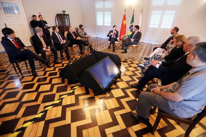 O governador do Estado, Helder Barbalho, e o vice, Lúcio Vale, receberam o presidente da Câmara de Comércio e Indústria Brasil-China, Charles Tang no início da tarde desta segunda-feira (22), no Palácio do Governo, em Belém. O representante chinês apresentou ao chefe do Executivo estadual as oportunidades de investimentos que o país pode fazer no Pará, em áreas como infraestrutura, saneamento básico e mineração.

FOTO: MARCO SANTOS / AGÊNCIA PARÁ
DATA: 22.04.2019
BELÉM - PARÁ <div class='credito_fotos'>Foto: Marco Santos / Ag. Pará   |   <a href='/midias/2019/originais/3b87dec3-8c8b-45eb-9a06-26b547e58c2d.jpg' download><i class='fa-solid fa-download'></i> Download</a></div>