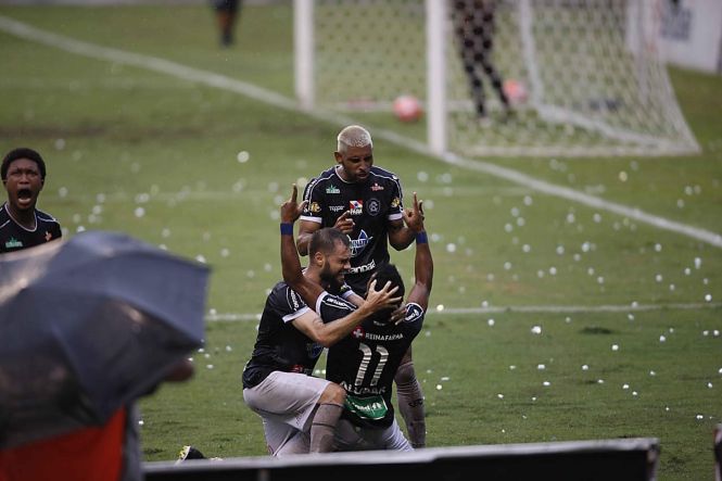 A final do Parazão 2019 sagrou, mais uma vez, o Clube do Remo como campeão do campeonato de futebol, na tarde deste domingo (21), ao vencer o Independente de Tucuruí por 2x 0, no Estádio Olímpico do Pará, o Mangueirão, em Belém. A taça foi entregue à equipe campeã pelo governador do Estado, Helder Barbalho - antes dele, somente o ex-governador Jader Barbalho entregou o troféu, em 1990.

FOTO: FERNANDO ARAÚJO / AG. PARÁ
DATA: 21.04.2019
BELÉM - PARÁ <div class='credito_fotos'>Foto: Fernando Araújo / agência Pará   |   <a href='/midias/2019/originais/3beaf78a-d504-48b3-a94e-9c6d927782a2.jpg' download><i class='fa-solid fa-download'></i> Download</a></div>