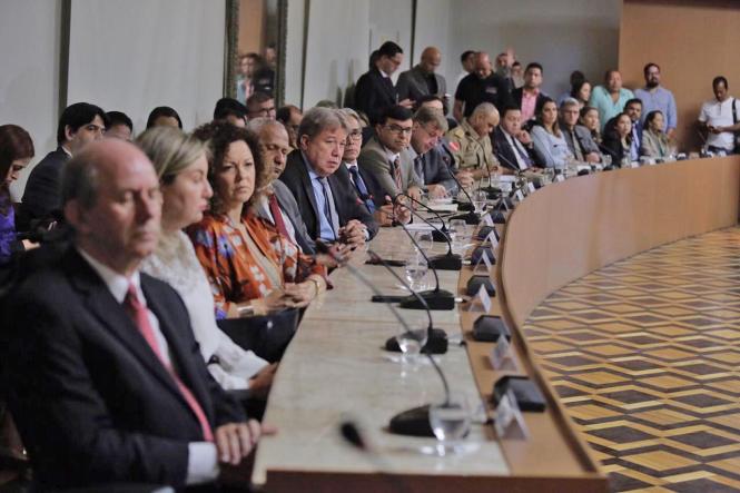 Na primeira manhã de trabalho do Governador Helder Barbalho, nesta quarta-feira (02), foi assinado ofício enviado ao Ministro da Justiça e Segurança Pública, Sérgio Fernando Moro, solicitando o emprego de 500 agentes da Força Nacional de Segurança Pública para imediato reforço do efetivo local e preservação da ordem pública. Helder ainda deu posse aos secretários, presidentes de instituições e diretores que fazem parte de sua equipe. Logo no inicio da manhã Helder Barbalho visitou as tropas da ação integrada da Secretaria de Estado de Segurança Pública (Segup) que leva o reforço da segurança para os bairros de Belém envolvendo cerca de 400 agentes. Durante a posse dos novos secretários (foto) o governador Helder Barbalho ressaltou a absoluta confiança nos nomeados cujas escolhas foram pautadas fundamentalmente por critérios técnicos e de acordo com a qualificação profissional de cada um deles. Para ele os critérios de escolha utilizados “permitirão um novo patamar de gestão ao Estado e que possamos o quanto antes fazer chegar à sociedade paraense as mudanças desejadas e reivindicadas por cada cidadão deste Estado”, comentou.

FOTO: MARCO SANTOS
DATA: 02.01.2019
BELÉM - PARÁ <div class='credito_fotos'>Foto: MARCO SANTOS   |   <a href='/midias/2019/originais/3bfcaad7-1c6b-4c52-b324-29cea92a35d2.jpg' download><i class='fa-solid fa-download'></i> Download</a></div>