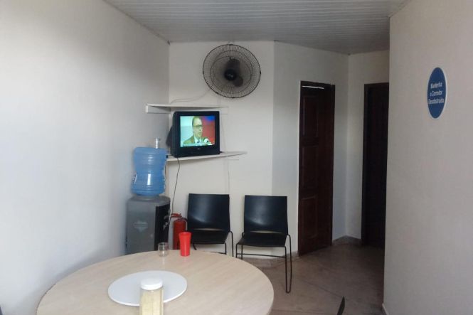 A Delegacia do município de Cachoeira do Arari, no Arquipélago do Marajó, está renovada. Inaugurado em abril de 2013, o prédio da unidade policial já estava precisando de reformas estruturais. Nesta terça-feira (14), foram feitos vários serviços e pintura completa da Delegacia.

FOTO: ASCOM / POLICIA CIVIL
DATA: 15.05.2019
BELÉM - PARÁ <div class='credito_fotos'>Foto: Ascom / Policia Civil   |   <a href='/midias/2019/originais/3c56b874-0afa-4bd5-a7bd-1947d5096dc2.jpg' download><i class='fa-solid fa-download'></i> Download</a></div>