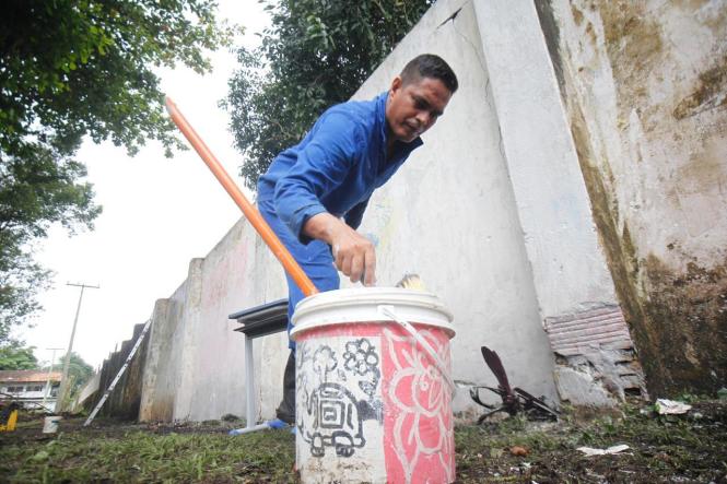 Um grupo de 16 detentos do regime semiaberto da Colônia Agrícola Penal de Santa Izabel (CPASI), realizaram, nesta sexta feira (22/2), serviços de capina, limpeza externa, pintura e grafitagem, na Escola Cordeiro de Farias, em Belém.

FOTO: ASCOM / SUSIPE
DATA: 22.02.2019
BELÉM - PA <div class='credito_fotos'>Foto: ASCOM / SUSIPE   |   <a href='/midias/2019/originais/3c65bc2a-cd5f-4124-8097-82ebe3783b5d.jpg' download><i class='fa-solid fa-download'></i> Download</a></div>