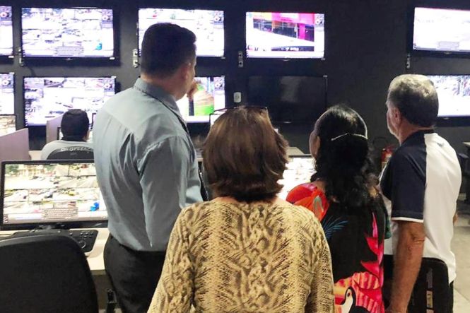 Integrantes do Conselho de Segurança Comunitário (Conseg) do bairro do Guamá, em Belém, visitaram as instalações do Centro Integrado de Operações (Ciop) na manhã da quinta-feira (2), e já firmaram parcerias.

FOTO: ASCOM CIOP
DATA: 03.05.2019
BELÉM - PARÁ <div class='credito_fotos'>Foto: Ascom CIOP   |   <a href='/midias/2019/originais/3c9b013d-c08d-41b5-bb88-3c4e9a8e7555.jpg' download><i class='fa-solid fa-download'></i> Download</a></div>