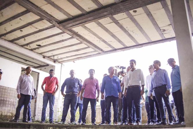 O governador do Pará, Helder Barbalho realizou, na manhã desta sexta-feira (18), uma visita técnica às obras da Escola de Trabalho e Produção de Barcarena, nordeste do Estado. O objetivo foi verificar o estado atual da edificação, que está inacabada. A partir da vistoria, o Governo do Estado tomará as providências para dar prosseguimento aos trabalhos e entregar a obra, que será importante na formação profissional de estudantes de Barcarena e região.

Foto: Thalmus Gama
Data: 18.01.2018
Barcarena/Pa <div class='credito_fotos'>Foto: Thalmus Gama   |   <a href='/midias/2019/originais/3cab90f2-cbe6-4021-b5b9-dada44fda09a.jpg' download><i class='fa-solid fa-download'></i> Download</a></div>