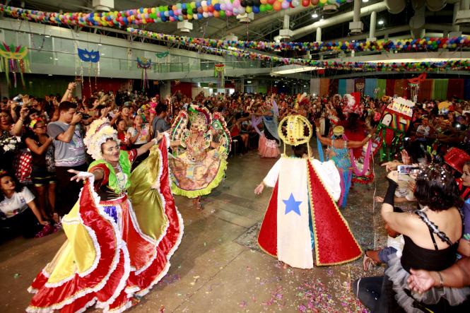 Cores, animação e muita alegria não faltaram na 19° edição do Baile Carnavalesco da Terceira Idade, realizado na quinta-feira (28), no Hangar - Centro de Convenções da Amazônia, em Belém. O evento, que é promovido pela Secretaria de Estado de Esporte e Lazer (Seel), por meio do programa Vida Ativa na Terceira Idade, reuniu cerca de quatro mil idosos de associações e entidades que atuam em ações voltadas para esse público. Uma das grandes atrações foi o concurso que escolheu a “Rainha das Rainhas” da melhor idade, o título deste ano ficou com a candidata Ângela Maria, de 64 anos.

FOTO: RICARDO AMANAJÁS / AGÊNCIA PARÁ
DATA: 28.02.2019
BELÉM - PARÁ <div class='credito_fotos'>Foto: Ricardo Amanajás / Ag. Pará   |   <a href='/midias/2019/originais/3cb38609-01c5-4e7f-be7b-1c0ae30d7d08.jpg' download><i class='fa-solid fa-download'></i> Download</a></div>