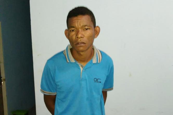 Em apenas dois dias, cinco acusados de envolvimento em roubos foram capturados no município de Oeiras do Pará (Região do Baixo Tocantins), como resultado de ações de combate ao crime, realizadas pelas polícias Civil e Militar. Foram quatro prisões em apenas um dia. Na quinta-feira (14), policiais civis recapturaram Hilton Santos Monteiro, que estava foragido. Ele foi localizado por policiais civis que apuravam denúncia anônima sobre o paradeiro de um suposto foragido.

FOTO: ASCOM POLÍCIA CIVIL
DATA: 16.03.2019
OEIRAS DO PARÁ <div class='credito_fotos'>Foto: Ascom / Polícia Civil   |   <a href='/midias/2019/originais/3cbd8571-585e-40f0-aeb3-e73c0932cb63.jpg' download><i class='fa-solid fa-download'></i> Download</a></div>