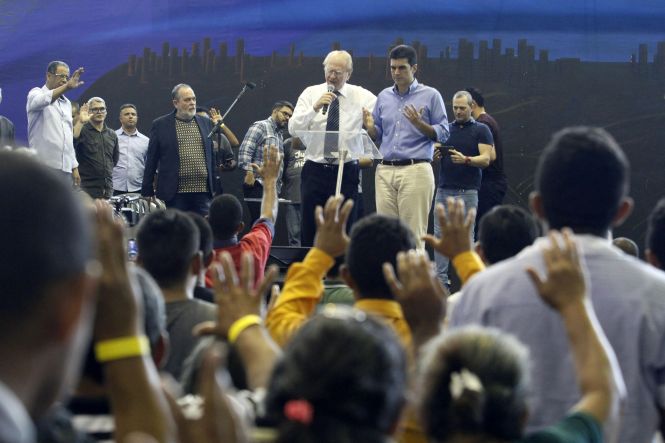 O governador do Pará, Helder Barbalho, passou o feriado do Dia Mundial do Trabalho, nesta quarta-feira (1°), prestigiando eventos de congregações religiosas em Belém. No início da tarde, o chefe do Executivo esteve no Centenário Centro de Convenções “Vale da Bênção”, na Rodovia Augusto Montenegro, onde participou do XXXVIII Congresso Estadual do Grupo Missionário de Homens da Igreja do Evangelho Quadrangular (IEQ). Na ocasião, ele ressaltou a importância da parceria entre poder público e as igrejas na construção de uma sociedade mais justa e igualitária.

FOTO: MARCELO SEABRA / AGÊNCIA PARÁ
DATA: 01.05.2019
BELÉM - PARÁ <div class='credito_fotos'>Foto: Marcelo Seabra / Ag. Pará   |   <a href='/midias/2019/originais/3d01bae1-d03c-441b-9bec-f50be967ecf5.jpg' download><i class='fa-solid fa-download'></i> Download</a></div>