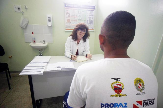 Um mutirão realizado nesta quinta (25) e sexta-feira (26), no Hospital Geral Penitenciário (HGP), fez o atendimento psiquiátrico de mais de 50 internos que cumprem medida de segurança na unidade de saúde. A ação é resultado de uma parceria entre Superintendência do Sistema Penitenciário do Estado (Susipe), Centro de Perícia Científica Renato Chaves (CPC) e Secretaria de Saúde Pública do Estado (Sespa).

FOTO: ASCOM / SUSIPE
DATA: 26.04.2019
BELÉM - PARÁ <div class='credito_fotos'>Foto: ASCOM / SUSIPE   |   <a href='/midias/2019/originais/3d1fbd6a-d477-4570-b2d6-409d1eeceb79.jpg' download><i class='fa-solid fa-download'></i> Download</a></div>