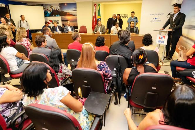 Quinze famílias, vítimas de incêndios em Belém, receberam das mãos do governador Helder Barbalho Cheques Moradia nesta quinta-feira (21). As famílias são oriundas dos bairros do Jurunas, Val-de-Cans, Guamá e Telegrafo. Além das 15 famílias, mais dois idosos, que estão com moradia com risco de desabamento, também receberam o benefício.

FOTO: MARCELO SEABRA / AGÊNCIA PARÁ
DATA: 21.02.2019
BELÉM - PA <div class='credito_fotos'>Foto: Marcelo Seabra / Ag. Pará   |   <a href='/midias/2019/originais/3d2a50da-0243-4292-9a50-f51d7de8a68c.jpg' download><i class='fa-solid fa-download'></i> Download</a></div>