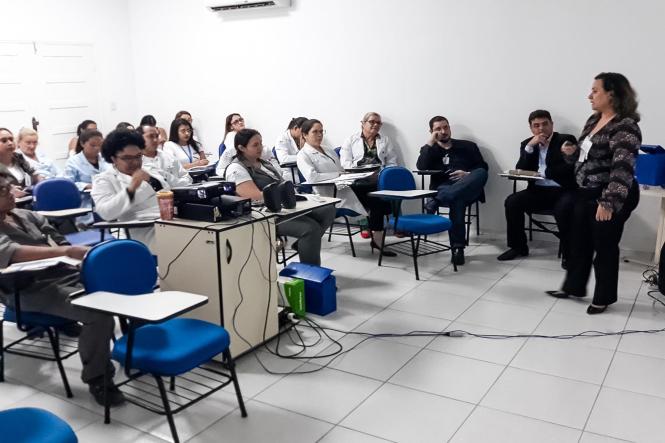 Com o tema “Contribuição Multiprofissional para a Qualidade e Segurança do Paciente”, o I Encontro de Segurança do Paciente do Hospital Jean Bitar promoveu na quinta-feira (11) e na sexta (12) a discussão entre profissionais que atuam na assistência e gestão da saúde. O objetivo foi produzir, sistematizar e difundir conhecimentos sobre segurança do paciente, conforme preconiza o Ministério da Saúde (MS), para aplicá-los na prática com os usuários do Hospital Jean Bitar (HJB), enfatizando a qualidade dos serviços e a eficácia das metas internacionais de segurança do paciente.

FOTO: DIVULGAÇÃO
DATA: 12.04.2019
BELÉM - PA <div class='credito_fotos'>Foto: Divulgação   |   <a href='/midias/2019/originais/3d884f75-1607-4d14-acbf-d7557df0c266.jpg' download><i class='fa-solid fa-download'></i> Download</a></div>