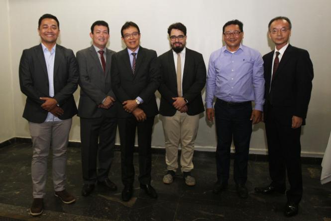 A comunidade nipo-brasileira do Pará comemorou a entrada de 2019 no auditório da Associação Pan-Amazônia Nipo-Brasileira, no domingo (6), em Belém. O evento deu início às homenagens aos 90 anos da imigração japonesa na Amazônia e contou com a presença do Governo do Estado. O chefe de gabinete, Luiziel Guedes, esteve representando o governador Helder Barbalho.

FOTO: CARLOS SODRÉ / AG. PARÁ
DATA: 06.01.2019
BELÉM - PARÁ <div class='credito_fotos'>Foto: CARLOS SODRÉ / AG. PARÁ    |   <a href='/midias/2019/originais/3d8d579c-6c48-41df-90d0-8d9307ab5aa4.jpg' download><i class='fa-solid fa-download'></i> Download</a></div>