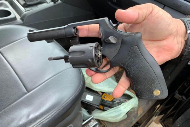 Três homens foram presos em flagrante, nesta terça feira (29), de posse de uma arma de fogo, munições, ferramentas, luvas e outros apetrechos que supostamente seriam usados em uma ação criminosa. As prisões e apreensões foram realizadas em uma residência na Avenida CD, no bairro Jardim Marilucy, em Tucuruí, sudeste paraense, por policiais civis da Superintendência Regional do Lago de Tucuruí e Delegacia da Mulher de Tucuruí, e uma guarnição da PM da região.

FOTO: ASCOM POLÍCIA CIVIL
DATA: 30.01.2019
TUCURUÍ - PARÁ <div class='credito_fotos'>Foto: Polícia Civil   |   <a href='/midias/2019/originais/3d94d5bd-f442-4e8b-90b0-fd7196298756.jpg' download><i class='fa-solid fa-download'></i> Download</a></div>