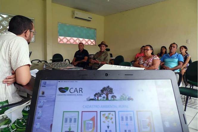 A partir desta sexta-feira (25), treze agricultores de Brangança, na Zona do Salgado, poderão obter crédito do Programa Nacional de Fortalecimento da Agricultura Familiar (Pronaf) em atividades como fruticultura, horticultura, turismo rural e piscicultura. Isso só é possível agora porque cada um deles recebeu, na última quarta-feira, o Cadastro Ambiental Rural (CAR).

FOTO: ASCOM EMATER
DATA: 25.01.2019
BRAGANÇA - PARÁ <div class='credito_fotos'>Foto: ASCOM EMATER   |   <a href='/midias/2019/originais/3da28813-7134-4768-aef8-ac2ea926ec8b.jpg' download><i class='fa-solid fa-download'></i> Download</a></div>