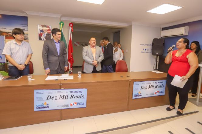 O governador do Estado, Helder Barbalho, entregou, na tarde desta terça-feira (16), no auditório da Casa Civil, em Belém, 53 microcréditos para mulheres empreendedoras ligadas a instituições como Associação dos Vendedores Artesanais de Açaí de Belém (Avabel) e Associação de Esposas e Familiares de Praças do Pará, um investimento de mais de R$ 268 mil do Governo do Estado, o que vai gerar mais de 100 postos de trabalho.

FOTO: MARCO SANTOS / AGÊNCIA PARÁ
DATA: 16.04.2019
BELÉM - PARÁ <div class='credito_fotos'>Foto: Marco Santos / Ag. Pará   |   <a href='/midias/2019/originais/3da4ea4f-83bf-4255-aaf7-439bc14cda52.jpg' download><i class='fa-solid fa-download'></i> Download</a></div>