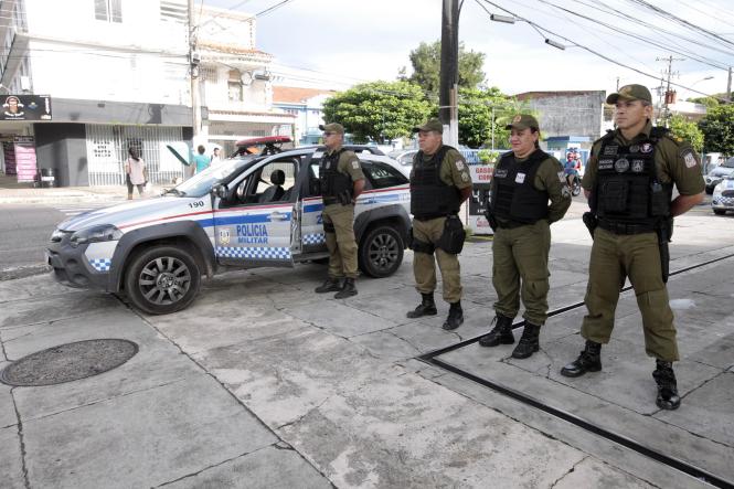 A feirante Lílian Monteiro, de 44 anos, há 5 tem uma barraca em uma feira no bairro do Guamá. Embora tenha a sorte de nunca ter sofrido um assalto na vida, ela reconhece que as chances de algo do tipo acontecer diminuem bastante quando há policiamento à vista. E reconhece ainda que a movimentação no entorno mudou sensivelmente depois que uma viatura passou a ficar de prontidão bem na esquina onde ela trabalha. . Essa maior tranquilidade que Lilian e boa parte da população já consegue sentir é fruto da operação Polícia Mais Forte, criada pelo Governo do Estado e operacionalizada pela Polícia Militar desde o dia 12 de janeiro, e que deve durar por tempo indeterminado. Diariamente - Na prática, são 180 PMs a mais nas ruas e outras 60 viaturas extras atuando em todos os bairros de Belém e região metropolitana. 

FOTO: RICARDO AMANAJÁS / AG. PARÁ
DATA: 04.02.2019
BELÉM - PARÁ <div class='credito_fotos'>Foto: Ricardo Amanajás / Ag. Pará   |   <a href='/midias/2019/originais/3da605ac-3101-47d8-b3c7-0dddccab2db1.jpg' download><i class='fa-solid fa-download'></i> Download</a></div>