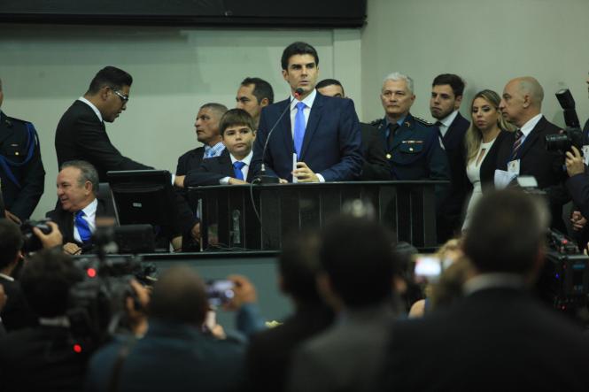 Helder Barbalho (foto) tomou posse como governador do estado do Pará para o quadriênio 2019-2022, ao lado do vice, Lúcio Vale. A sessão solene ocorreu na manhã desta terça-feira (1°), em Belém, no plenário Newton Miranda, da Assembleia Legislativa do Pará (Alepa), e contou com a participação de deputados estaduais e federais, prefeitos, vereadores, secretários escolhidos para compor o novo governo, bem como demais autoridades locais e lideranças dos mais diversos setores. Compuseram a mesa solene, a presidente em exercício da Alepa, a deputada estadual Cilene Couto, o Desembargador do Tribunal de Justiça do Estado do Pará, José Maria Teixeira do Rosário, o senador da República Jader Barbalho, a deputada federal Elcione Barbalho, o vice-prefeito de Belém, Orlando Reis, a presidente do Tribunal de Contas do Estado do Pará, conselheira Lourdes Lima, e o quarto secretário da mesa diretora da Alepa, deputado Soldado Tércio.

FOTO: THIAGO GOMES / AG. PARÁ
DATA: 01.01.2019
BELÉM - PARÁ <div class='credito_fotos'>Foto: Thiago Gomes /Ag. Pará   |   <a href='/midias/2019/originais/3dcd8397-7290-40a2-bc58-6eaa9304be27.jpg' download><i class='fa-solid fa-download'></i> Download</a></div>