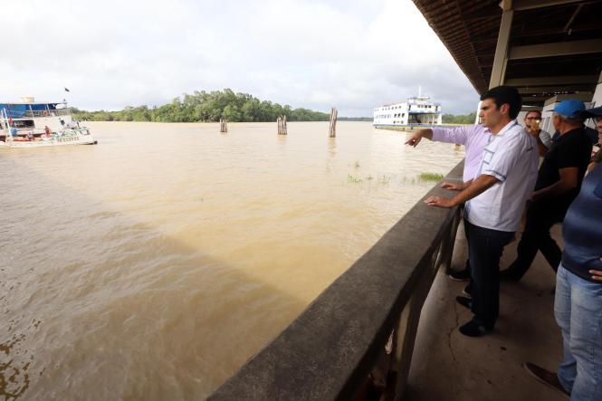 O governador Helder Barbalho visitou, neste domingo (20), o arquipélago do Marajó. Ele desembarcou em Salvaterra, por volta das 9h, e foi direto para o Porto do Camará, principal porta de entrada e saída dessa região, onde inspecionou a estrutura do local ao lado do diretor técnico da Secretaria de Estado de Transportes (Setran), João Renato Aguiar, e do prefeito de Salvaterra, Valentim Oliveira. 

FOTO: MARCO SANTOS/AGÊNCIA PARÁ.
DATA: 20.01.2019
SALVATERRA - PARÁ
 <div class='credito_fotos'>Foto: Marco Santos / Ag. Pará   |   <a href='/midias/2019/originais/3dd6ec2d-05af-4a3a-b28d-20e09ede7073.jpg' download><i class='fa-solid fa-download'></i> Download</a></div>