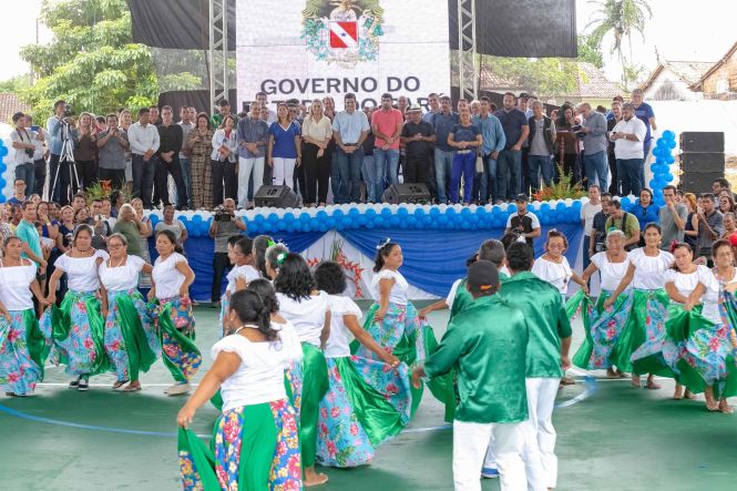 Na manhã desta sexta-feira (17), o governador do Estado, Helder Barbalho, reinaugurou a Escola Estadual de Ensino Fundamental e Médio Manoel Lobato, em Primavera, região bragantina. A unidade de ensino foi reformada e ampliada com recursos de mais de R$ 1.700 milhão, que foram financiados pelo Banco Interamericano de Desenvolvimento (Bid).

FOTO: MARCO SANTOS / AGÊNCIA PARÁ
DATA: 17.05.2019
PRIMAVERA - PARÁ <div class='credito_fotos'>Foto: Marco Santos / Ag. Pará   |   <a href='/midias/2019/originais/3dd94538-30a0-493a-829d-7baf7ec6dc19.jpg' download><i class='fa-solid fa-download'></i> Download</a></div>