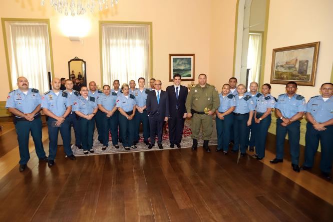 O governador do Estado, Helder Barbalho, e o comandante geral da Polícia Militar, coronel Dilson Júnior, receberam, no início da tarde desta segunda-feira (18), na sede do Tribunal de Justiça do Pará (TJPA), 110 policiais militares que estavam na reserva da corporação e, que, a partir de agora, foram reconvocados e ficarão à disposição do Judiciário.

FOTO: MARCO SANTOS / AGÊNCIA PARÁ
DATA: 18.02.2019
BELÉM - PA <div class='credito_fotos'>Foto: Marco Santos / Ag. Pará   |   <a href='/midias/2019/originais/3ddfd8ca-7f15-4f5a-bc33-c2c9296c3ae4.jpg' download><i class='fa-solid fa-download'></i> Download</a></div>
