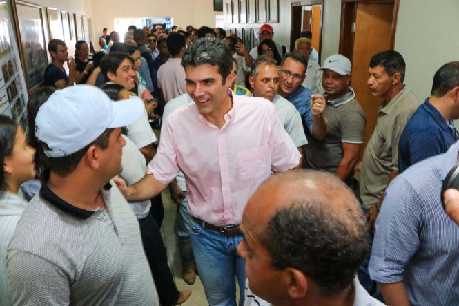 O governador Hélder Barbalho visitou nesta sexta (24), a cidade de Floresta do Araguaia, no Sul do Pará, que está sediando, de 23/05 a 26/05, a 26° edição do Festival do Abacaxi, festa tradicional da região. O município é o maior produtor de abacaxi do país, com uma safra aproximada de 350 milhões de frutos por ano, segundo dados da Empresa de Assistência Técnica e Extensão Rural do Estado do Pará (Emater).

FOTO: JADER PAES / AGÊNCIA PARÁ
DATA: 24.05.2019
FLORESTA DO ARAGUAIA - PARÁ <div class='credito_fotos'>Foto: JADER PAES / AG. PARÁ   |   <a href='/midias/2019/originais/3e287299-585f-431b-9ca8-c478f50eeb99.jpg' download><i class='fa-solid fa-download'></i> Download</a></div>