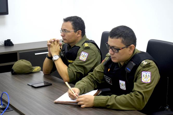 Estabelecer articulações junto às instituições estaduais para a melhoria dos Distritos Industriais do Pará é uma das prioridades definidas pela Companhia de Desenvolvimento Econômico do Pará (Codec). Com esse objetivo, o diretor de Estratégia e Relações Institucionais, Pádua Rodrigues, e o gerente Regional Belém e Área Metropolitana, Felipe Jorge Ribeiro, estiveram, na manhã desta sexta-feira (5), no Distrito de Ananindeua, para tratar de assuntos relacionados à segurança da área junto a representantes da Polícia Militar e da Associação das Empresas instaladas no local.

FOTO: ASCOM / CODEC
DATA: 05.04.2019
BELÉM - PA <div class='credito_fotos'>Foto: ASCOM / CODEC   |   <a href='/midias/2019/originais/3e4deba6-2a56-47c7-9255-634cdf3a23c9.jpg' download><i class='fa-solid fa-download'></i> Download</a></div>