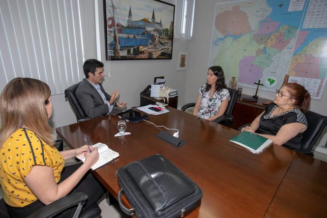 Entre as ações de valorização do turismo no Pará, o governo do Estado pretende fortalecer o Museu Paraense Emílio Goeldi (MPEG) como um dos pontos de atração de visitantes para a capital paraense. O chefe do Executivo Estadual, Helder Barbalho recebeu, na tarde desta terça-feira (14), no Palácio do Governo, em Belém, a diretora da instituição, a bióloga Ana Luísa Albernaz, e tratou deste e de outros assuntos.

FOTO: MARCO SANTOS / AGÊNCIA PARÁ
DATA: 14.05.2019
BELÉM - PARÁ <div class='credito_fotos'>Foto: Marco Santos / Ag. Pará   |   <a href='/midias/2019/originais/3e5db161-10d1-469a-912b-b1e98c12dc0e.jpg' download><i class='fa-solid fa-download'></i> Download</a></div>