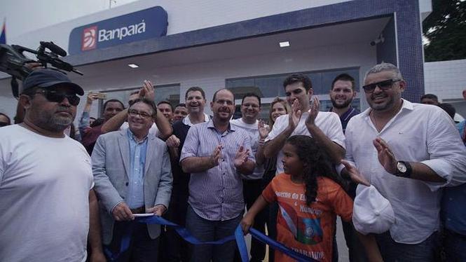 O governador Helder Barbalho e o vice-governador, Lúcio Vale, inauguraram neste sábado (23) a segunda agência do Banco do Estado do Pará (Banpará) em 80 dias de governo, dessa vez no município de Porto de Moz, no oeste paraense. 

FOTO: MARCO SANTOS / AG. PARÁ
DATA: 23.03.3029
PORTO DE MOZ - PARÁ <div class='credito_fotos'>Foto: Marco Santos / Ag. Pará   |   <a href='/midias/2019/originais/3ec33d61-f588-4ce4-9b09-5d5267f5bd4b.jpg' download><i class='fa-solid fa-download'></i> Download</a></div>