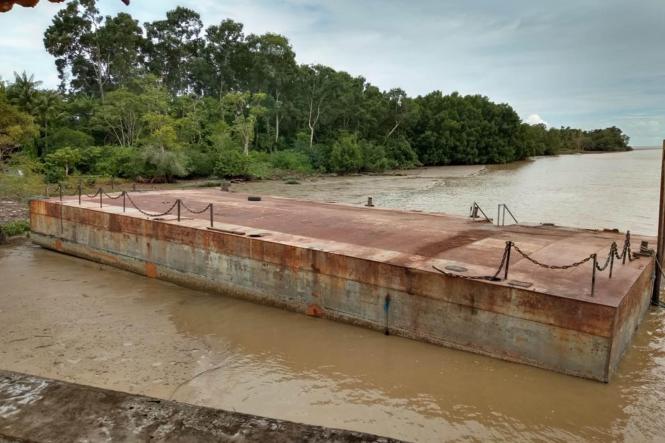 Já estão em andamento os serviços de resgate e recuperação do flutuante do Porto de Camará, em Salvaterra, na Ilha do Marajó, que submergiu neste último domingo (13). Técnicos da Setran acompanham os trabalhos realizados por equipes da empresa Bannach Navegação, com vistas à normalização dos embarques e desembarques a partir desta quarta-feira (16). 

FOTO: ASCOM / SETRAN
DATA: 17-01-2019
BELÉM - PA  
 <div class='credito_fotos'>Foto: ASCOM SETRAN   |   <a href='/midias/2019/originais/3ee8de13-af8a-4134-ab43-85c200a606c5.jpg' download><i class='fa-solid fa-download'></i> Download</a></div>