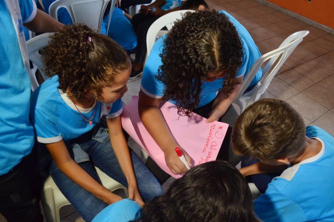 Os alunos da Escola Estadual de Ensino Fundamental Frei Daniel, no bairro do Guamá, em Belém, participaram, na manhã desta sexta-feira (24), de palestra e dinâmicas de grupo com o tema “Combate ao abuso e exploração sexual de crianças e adolescentes”. A ação promovida pela Secretaria de Estado de Segurança Pública e Defesa Social do Pará (Segup), por meio da Diretoria de Prevenção e Combate a Criminalidade e Prevenção Social (Diprev), conta com a parceria do Projeto Adote um Sorriso.

FOTO: ASCOM / SEGUP
DATA: 24.05.2019
BELÉM - PARÁ <div class='credito_fotos'>Foto: ASCOM / SEGUP   |   <a href='/midias/2019/originais/3f3e2620-99ab-47b5-9ddb-b8f18c786ffc.jpg' download><i class='fa-solid fa-download'></i> Download</a></div>