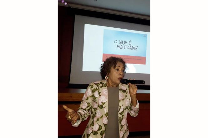 O hospital Ophir Loyola encerra nesta sexta-feira (17) a programação pela 80ª Semana Brasileira de Enfermagem (SBEn). Este ano, o tema central “Os desafios da enfermagem para uma prática com equidade”, promove uma reflexão sobre o direito universal à saúde e a atuação profissional, que abrange a justiça social e a promoção da igualdade na assistência a grupos sociais heterogêneos, considerando as diferenças de classe, gênero, geração, raça/etnia e cultura, dentre outros aspectos.
vereadora e enfemeira Nazaré Lima.

FOTO: ASCOM / OPHIR LOYOLA
DATA: 17.05.2019
BELÉM - PARÁ <div class='credito_fotos'>Foto: ASCOM / OPHIR LOYOLA   |   <a href='/midias/2019/originais/3f4b79ff-8fbc-4ca9-8074-9c81169ad5f9.jpg' download><i class='fa-solid fa-download'></i> Download</a></div>