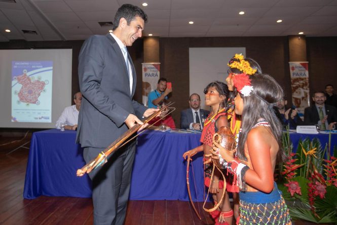 Durante dois dias, a cidade de Marabá, no Sudeste do Estado, esteve, mais uma vez, em destaque. A cidade sediou o I Encontro Regional de Educação e entregou a população 100 policiais militares, que a partir de hoje reforçarão a segurança do Estado. Nesta sexta-feira (03), no Centro de Convenções, ocorreu o encerramento do encontro e a solenidade de formatura dos novos soldados, que contou com a participação do governador do Estado, Helder Barbalho.

FOTO: MARCO SANTOS / AGÊNCIA PARÁ
DATA: 03.05.2019
BELÉM - PARÁ



 <div class='credito_fotos'>Foto: Marco Santos / Ag. Pará   |   <a href='/midias/2019/originais/3f4d1cc8-e717-4121-a0b2-1b205580067a.jpg' download><i class='fa-solid fa-download'></i> Download</a></div>