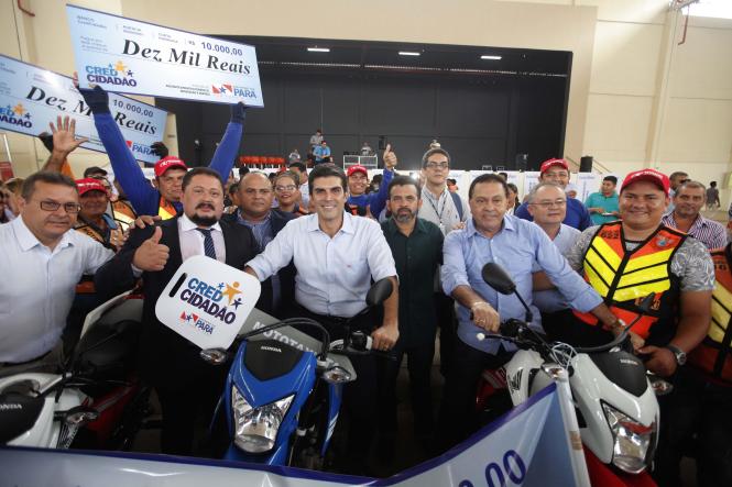 Marabá completa 106 anos nesta sexta-feira (5) e as comemorações iniciaram cedo. Um bolo de 16 metros fez parte de um café da manhã especial servido na orla do município. Sede do Governo desde a quarta-feira (3), a cidade receberá mais investimentos anunciados pelo governo do estado.

FOTO: MAYCON NUNES / AGENCIA PARA
DATA: 05.04.2019
MARABA - PARA <div class='credito_fotos'>Foto: Maycon Nunes / Ag. Pará   |   <a href='/midias/2019/originais/3f54bf34-8c9f-46bd-9721-37a6d60c3f43.jpg' download><i class='fa-solid fa-download'></i> Download</a></div>