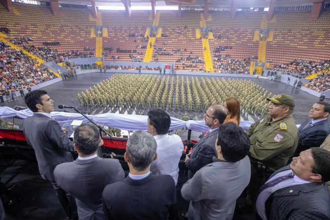 Quatrocentos e trinta novos soldados da Polícia Militar serão distribuídos a partir de hoje para atuar nas ações de policiamento preventivo, ostensivo e repressivo na Região Metropolitana de Belém. A solenidade que marcou a entrega dos novos policiais militares à sociedade ocorreu na manhã desta quinta-feira (2), na Arena Guilherme Paraense, o “Mangueirinho”, com a presença do governador do Estado, Helder Zaluth Barbalho. Nesta sexta-feira (03), o Governo do Estado participa da formatura de outros cem soldados, no município de Marabá.

FOTO: MARCO SANTOS / AGÊNCIA PARÁ 
DATA: 02.05.2019
BELÉM - PARÁ <div class='credito_fotos'>Foto: Marco Santos / Ag. Pará   |   <a href='/midias/2019/originais/3f72b7b1-ea22-4746-bc56-c722508f6829.jpg' download><i class='fa-solid fa-download'></i> Download</a></div>