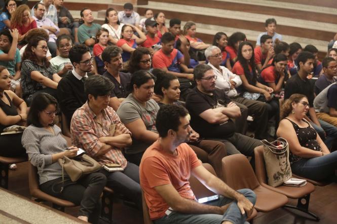 "Transformar a leitura em patrimônio de família" é o desejo do professor Raimundo de Oliveira, 51 anos, compartilhado por estudantes, representantes de bibliotecas comunitárias, escritores, livreiros e poetas, que participaram da Escuta da Setorial do Livro, Leitura e Literatura, uma ação do Governo do Pará, realizada pela Secretaria de Estado de Cultura (Secult), em parceria com a Fundação Cultural do Pará (FCP).

FOTO MARIO QUADROS / ASCOM SECULT
DATA 03.04.2019
BELEM - PARA <div class='credito_fotos'>Foto: MARIO QUADROS / ASCOM SECULT   |   <a href='/midias/2019/originais/3fa36c5d-c408-489e-8573-bdbec3a308a5.jpg' download><i class='fa-solid fa-download'></i> Download</a></div>