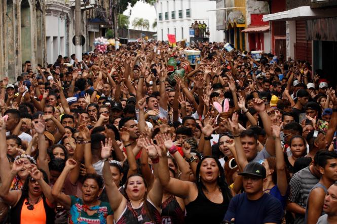 Os foliões vêm lotando as ruas da Cidade Velha ao longo dos últimos finais de semana do pré-carnaval, em Belém. Milhares de pessoas se encontram no corredor da folia na avenida Doutor Assis, local por onde passam as dezenas de blocos. Mas para que os participantes tenham momentos de entretenimento sem nenhum tipo de risco, foi montado um forte esquema de segurança para garantir a paz dos festejos.

FOTO: FERNANDO ARAÚJO / AGÊNCIA PARÁ
DATA: 10.02.2019
BELÉM - PARÁ <div class='credito_fotos'>Foto: Fernando Araújo / agência Pará   |   <a href='/midias/2019/originais/3fb5c604-eb07-4f8c-a02f-6d5b404a644c.jpg' download><i class='fa-solid fa-download'></i> Download</a></div>
