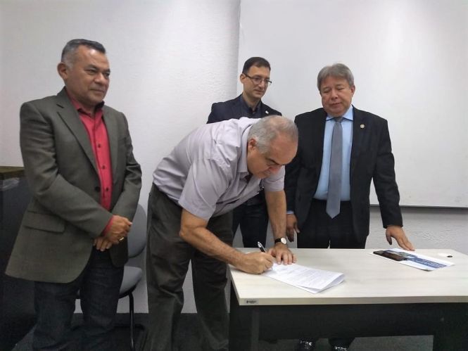 A assinatura de um convênio técnico entre o Sebrae e o Governo do Pará, por meio da Secretaria de Estado de Desenvolvimento Econômico (Sedeme) para ações conjuntas em prol do segmento das micros e pequenas empresas estaduais, marcou a 1ª reunião do Fórum das Microempresas e Empresas de Pequeno Porte do Estado do Pará (Femep).

FOTO: VALÉRIA NASCIMENTO
DATA: 05.05.2019
BELÉM -PARÁ <div class='credito_fotos'>Foto: Valéria Nascimento    |   <a href='/midias/2019/originais/3fc23907-2fa1-46c2-b710-c42013286dc8.jpg' download><i class='fa-solid fa-download'></i> Download</a></div>