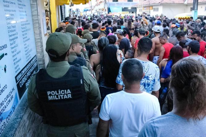 Reconhecido como um dos mais divertidos do Pará, o carnaval de Curuçá, no nordeste do Estado, atraiu, diariamente, cerca de 30 mil pessoas este ano, contando com reforço de efetivo de diversos órgãos da área de Segurança Pública e Defesa Social. Em conjunto com o Corpo de Bombeiros Militar, Departamento de Trânsito do Estado do Pará (Detran) e Guarda Municipal de Curuçá, a Polícia Militar intensificou as ações de policiamento na cidade, com o objetivo de preservar a segurança dos foliões que escolheram o município como ponto de diversão. 

FOTO: ASCOM / PM
DATA: 06.03.2019
CURUÇÁ - PA <div class='credito_fotos'>Foto: ASCOM / PMPA   |   <a href='/midias/2019/originais/3fd52053-e7f4-44de-a14b-eefb3cdb38f1.jpg' download><i class='fa-solid fa-download'></i> Download</a></div>
