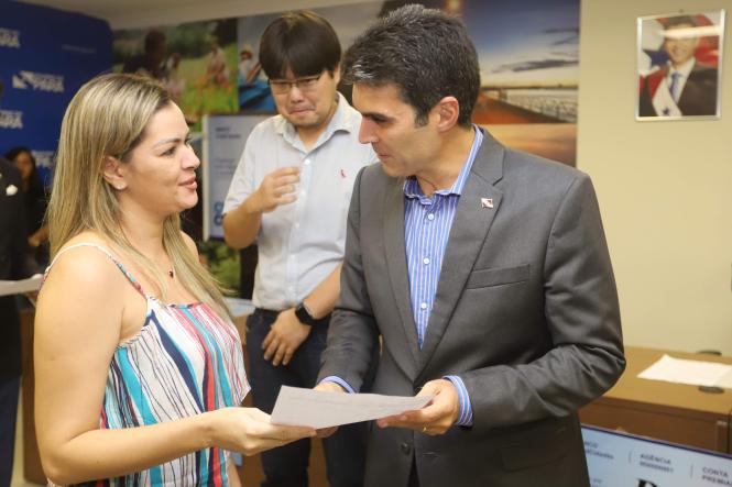 O governador do Estado, Helder Barbalho, entregou, na tarde desta terça-feira (16), no auditório da Casa Civil, em Belém, 53 microcréditos para mulheres empreendedoras ligadas a instituições como Associação dos Vendedores Artesanais de Açaí de Belém (Avabel) e Associação de Esposas e Familiares de Praças do Pará, um investimento de mais de R$ 268 mil do Governo do Estado, o que vai gerar mais de 100 postos de trabalho.

FOTO: MARCO SANTOS / AGÊNCIA PARÁ
DATA: 16.04.2019
BELÉM - PARÁ <div class='credito_fotos'>Foto: Marco Santos / Ag. Pará   |   <a href='/midias/2019/originais/40aa277d-a993-4c59-8cd5-84b3b1644188.jpg' download><i class='fa-solid fa-download'></i> Download</a></div>