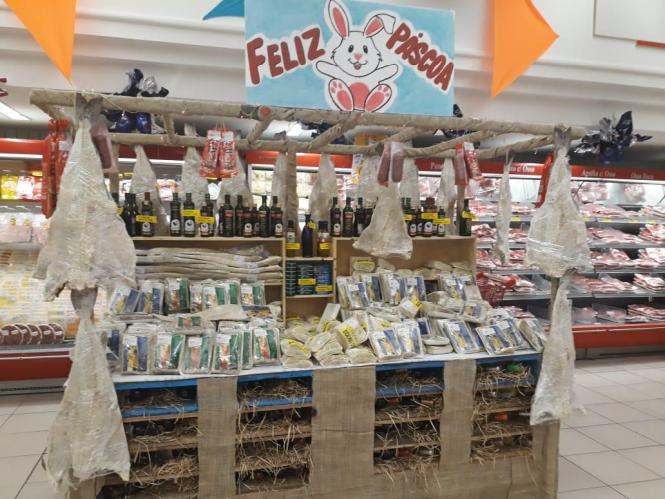 A Diretoria de Proteção e Defesa do Consumidor do Pará (Procon), órgão vinculado à Secretaria de Justiça e Direitos Humanos (SejuDH), iniciou a Operação Páscoa 2019, nesta sexta-feira (12), com objetivo de fiscalizar grandes e pequenos estabelecimentos que comercializam produtos, que fazem parte do consumo do cidadão paraense durante a Semana Santa, como bacalhau, camarão e ovos de chocolate.

FOTO:  Sabrina Rayol / SEJUDH
DATA: 13.04.2019
BELÉM - PARÁ <div class='credito_fotos'>Foto: Sabrina Rayol / SEJUDH    |   <a href='/midias/2019/originais/415aaa9a-4a61-4332-9d8f-c92c3a6121f7.jpg' download><i class='fa-solid fa-download'></i> Download</a></div>