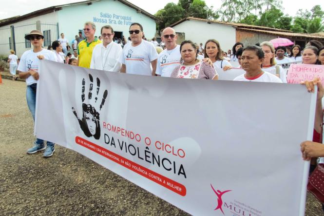Centenas de mulheres participaram na manhã desta sexta-feira (08) em que se comemora o Dia Internacional da Mulher, de uma caminhada pelas ruas do bairro São Felix. O evento foi coordenado pelo Conselho de Defesa dos Direitos da Mulher de Marabá – COMDIM e pela Secretaria de Assistência Social e teve a presença do Secretário Regional de Governo do Sul e Sudeste do Pará, João Chamon Neto, do presidente da Câmara Municipal de Marabá, vereador Pedro Correa, da Vereadora Irismar Araújo Melo, além de representantes de grupos que lutam pelos direitos das mulheres.

FOTO: DIVULGAÇÃO
DATA: 08.03.2019
MARABÁ - PA <div class='credito_fotos'>Foto: Divulgação   |   <a href='/midias/2019/originais/4169f9f0-0a6c-4406-83ab-e62beabc8ee4.jpg' download><i class='fa-solid fa-download'></i> Download</a></div>