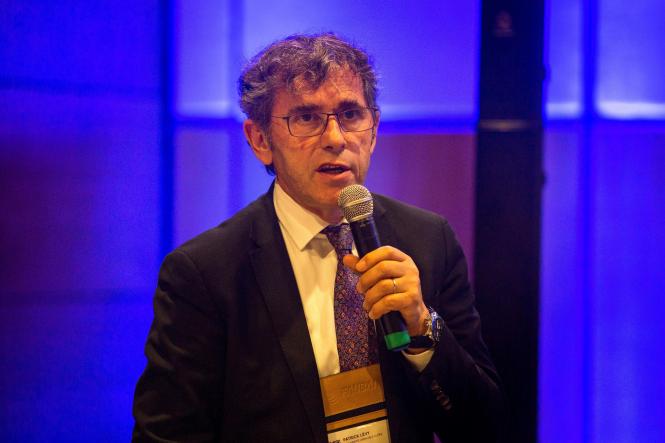 Patrick Lévy, reitor da Université Grenoble-Alpes, França, durante o Presidents’ Day, encontro especial de Reitores brasileiros e estrangeiros na Conferência Anual Associação Brasileira de Educação Internacional (FAUBAI) 2019. O encontro ocorreu na manhã e tarde desta terça-feira (16), no Hangar Convenções e Feiras da Amazônia, em Belém.


FOTO: NAILANA THIELY
DATA: 16.04.19
BELÉM-PARÁ <div class='credito_fotos'>Foto: Nailana Thiely/ Ag. Pará   |   <a href='/midias/2019/originais/416d01fc-4371-4771-b585-537730345a26.jpg' download><i class='fa-solid fa-download'></i> Download</a></div>