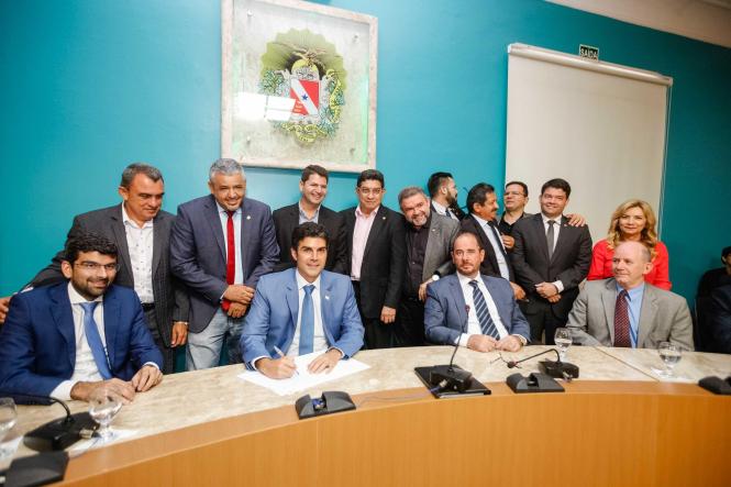 O governador do Estado, Helder Barbalho, assinou, na tarde desta quinta-feira, 07, no Palácio do Governo, contrato com o New Development Bank (NDB), banco multilateral com sede na China, para um empréstimo de US$ 50 milhões. Os recursos serão aplicados em 12 municípios da área de influência da BR-163 (Cuiabá-Santarém), na execução de obras que envolvem cerca de 200 quilômetros de drenagem e pavimentação.

FOTO: MARCELO SEABRA / AGÊNCIA PARÁ
DATA: 07.03.2019
BELÉM - PA <div class='credito_fotos'>Foto: Marcelo Seabra / Ag. Pará   |   <a href='/midias/2019/originais/4176aa6d-07ae-4064-b248-341d24c6ac8c.jpg' download><i class='fa-solid fa-download'></i> Download</a></div>