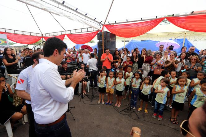 O município de Barcarena entregou à população, nesta sexta-feira (18), a Escola Municipal de Ensino Infantil e Fundamental Professora Ana Dutra de Souza Vale. O nome da instituição é uma homenagem à mãe do vice-governador do Estado, Lúcio Vale, que participou da cerimônia de inauguração ao lado do governador Helder Barbalho. Os recursos da obra, de R$ 997 mil, foram adquiridos por meio de emenda parlamentar de Lúcio, ainda quando era deputado federal.

FOTO: MARCO SANTOS/AGÊNCIA PARÁ
DATA: 19.01.2019
BARCARENA - PARÁ
 <div class='credito_fotos'>Foto: Marco Santos / Ag. Pará   |   <a href='/midias/2019/originais/41952e0f-8c71-4728-ac31-facfafbc4fe0.jpg' download><i class='fa-solid fa-download'></i> Download</a></div>