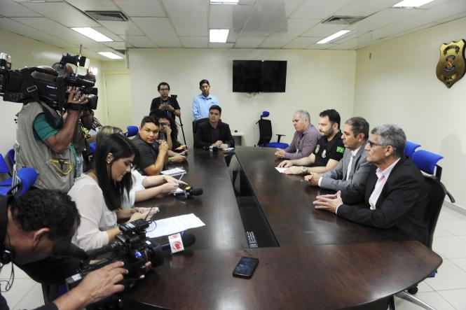 A Operação Loki, desenvolvida pela Polícia Civil do Pará, resultou na prisão, nesta terça-feira (12), nove pessoas acusadas de envolvimento com uma organização criminosa responsável por furtos de veículos alugados em Belém, e que falsificavam os documentos para revender como legalizados. 

FOTOS: ASCOM / POLICIA CIVIL
DATA: 13.03.2019
BELÉM - PARÁ <div class='credito_fotos'>Foto: Ascom Polícia Civil   |   <a href='/midias/2019/originais/41a50dd3-e0f6-4eb5-8e73-9acea17d8ee7.jpg' download><i class='fa-solid fa-download'></i> Download</a></div>