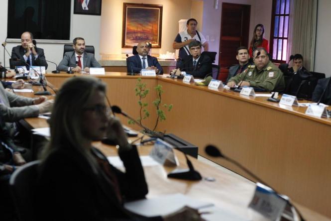 O secretário Extraordinário de Estado para Assuntos Penitenciários, Jarbas Vasconcelos e o diretor-geral  Penitenciário da Susipe, coronel Mauro Matos, participaram, na manhã desta terça-feira (9/4), de uma reunião com membros do Comitê Integrado de Gestores da Segurança Pública (CIGESP), na sede da Secretaria de Estado de Segurança Pública e Defesa Social (Segup). 

FOTO: AKIRA ONUMA/SUSIPE
DATA: 09.04.2019
BELÉM - PARÁ <div class='credito_fotos'>Foto: Akira Onuma / Ascom Susipe   |   <a href='/midias/2019/originais/41b9c366-3f32-4f92-925e-3f5c515d0a3f.jpg' download><i class='fa-solid fa-download'></i> Download</a></div>