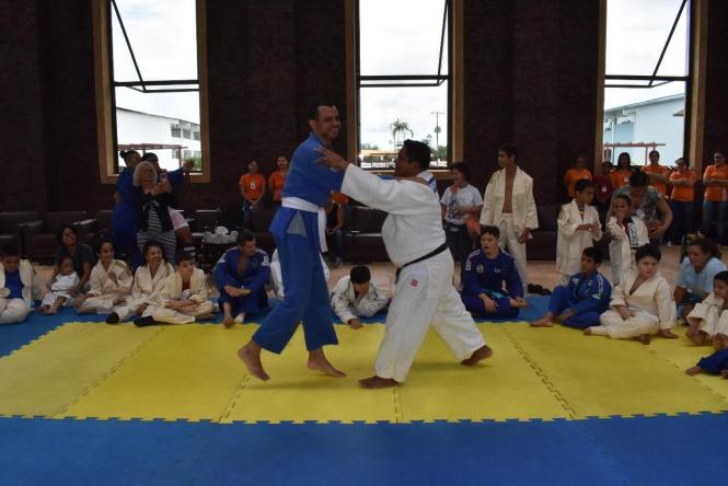 A solenidade realizada no auditório da instituição, contou com a presença do judoca Antônio Tenório, tetracampeão Paralímpico, medalhista de bronze em Londres e medalha de prata nas Paraolimpíadas do Rio 2016, que veio, especialmente, à capital paraense para celebrar mais essa inovação no atendimento a pessoa com deficiência .

FOTO: DIVULGAÇÃO
DATA: 23.03.2019
BELÉM - PARÁ <div class='credito_fotos'>Foto: Divulgação   |   <a href='/midias/2019/originais/41bc7de7-f4ae-412e-89bf-4165c5d2df0b.jpg' download><i class='fa-solid fa-download'></i> Download</a></div>
