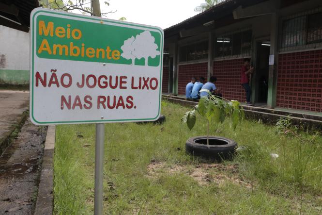A aula de educação ambiental é diferente na Escola Estadual de Ensino Infantil e Fundamental Professora Esther Bandeira Gomes, no bairro da Sacramenta, em Belém. Alunos do ensino fundamental aprendem de forma interativa, prática e divertida as questões ligadas ao meio ambiente desde que o Projeto Complexo Bolonha chegou à escola, há três anos. A iniciativa realizada pela Companhia de Saneamento do Pará (Cosanpa), em parceria com a Caixa Econômica Federal, leva ações socioeducativas para instituições de ensino públicas em áreas beneficiadas com obras de ampliação do sistema de tratamento de água, na Região Metropolitana de Belém.

FOTO: JADER PAES / AG. PARÁ
DATA:25.02,2019
BELÉM - PARÁ <div class='credito_fotos'>Foto: JADER PAES / AGÊNCIA PA   |   <a href='/midias/2019/originais/41c989e0-759a-4f32-bd4a-b90f1b1347f7.jpg' download><i class='fa-solid fa-download'></i> Download</a></div>